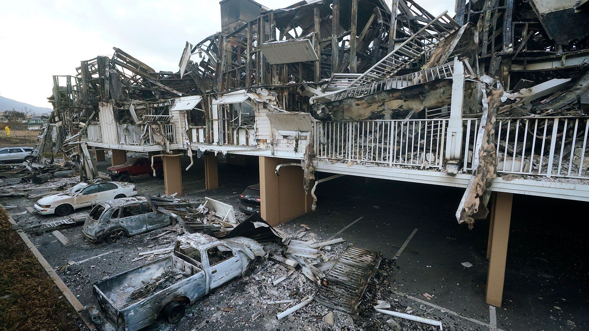 En Lahaina, una ciudad costera de 12.000 habitantes en la isla de Maui, el fuego fue tan intenso que hizo fundir el metal. (AP)