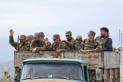 Soldados de origen étnico armenio son vistos en un vehículo durante los combates con las fuerzas de Azerbaiyán en la región separatista de Nagorno-Karabaj, en esta foto del 29 de septiembre de 2020 (Ministerio de Defensa armenio / REUTERS)