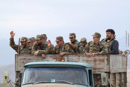 Se ve a soldados de origen armenio en un vehículo durante los combates con las fuerzas azerbaiyanas en la región separatista de Nagorno-Karabaj, en esta foto del 29 de septiembre de 2020 (Ministerio de Defensa armenio / REUTERS)