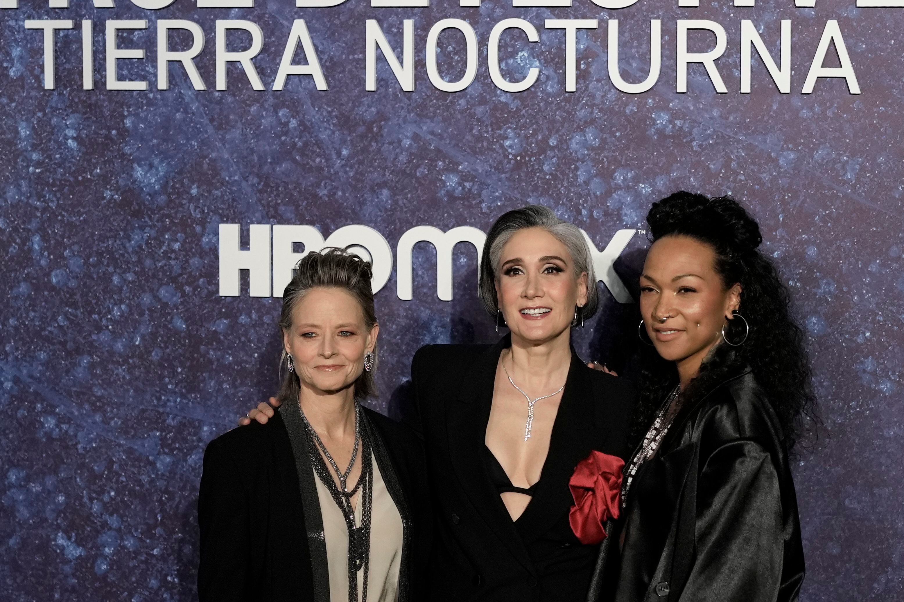 Jodie Foster, de izquierda a derecha, Issa López, y Kali Reis asisten a la alfombra roja de la serie de HBO "True Detective: Night Country", en la Ciudad de México el jueves 11 de enero de 2024. (Foto AP/Eduardo Verdugo)