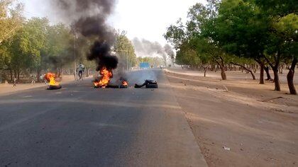 Tires burn at a fire barricade during protests demanding a return to civilian rule in N'Djamena, Chad April 27, 2021 in this still image obtained from social media video. Moussa Nguedmbaye via REUTERS  ATTENTION EDITORS - THIS IMAGE HAS BEEN SUPPLIED BY A THIRD PARTY. MANDATORY CREDIT. NO RESALES. NO ARCHIVES