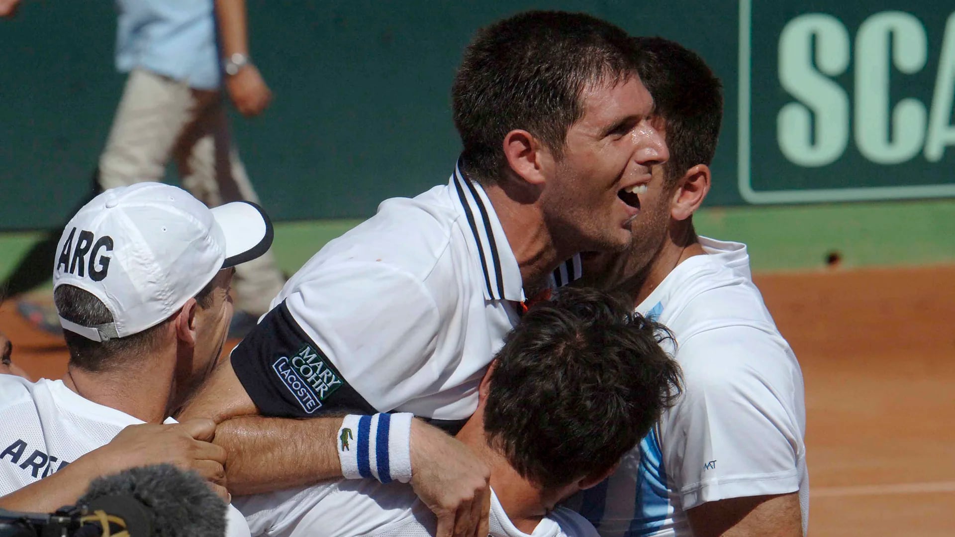 El festejo de Federico Delbonis con el resto del equipo argentino de Copa Davis en Pésaro, Italia (Télam)