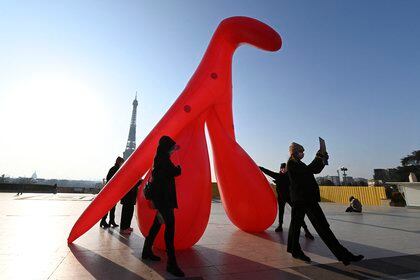 El colectivo lucha por igualdad de derechos sexuales en el Día Internacional de la Mujer en el Parvis des Droits de l'Homme (plaza de los Derechos Humanos) frente a la Torre Eiffel en París el 8 de marzo. 2021. (Foto de Stefano RELLANDINI / AFP)
