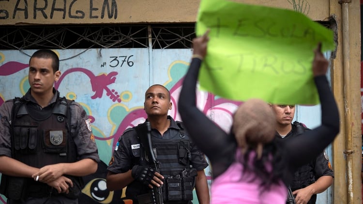 Protesta en la favela de Río de Janeiro por la muerte de una niña de 8 años  (AP Photo/Leo Correa)