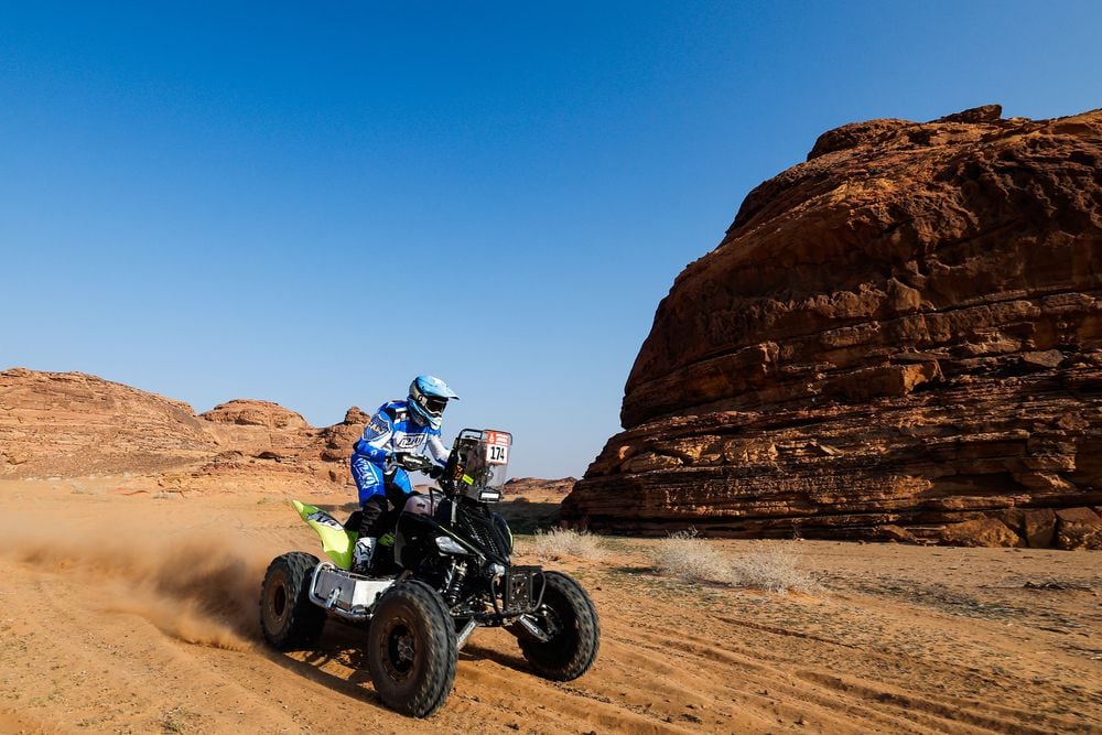 El argentino Manuel Andújar cruza a toda velocidad el desierto durante el Rally Dakar. El nacido en Lobos se consagró campeón en cuatriciclos por segunda vez (DPPI Media)