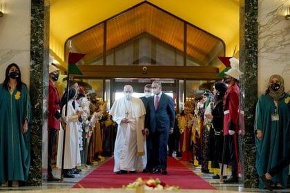 Francisco con el primer ministro Mustafa Al-Kadhimi (Reuters)
