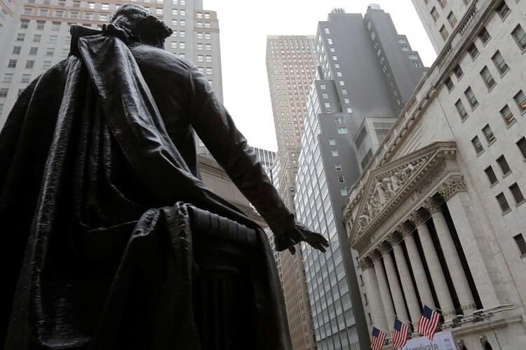 Una estatua de George Washington fuera de la Bolsa de Nueva York (NYSE), después de que se confirmaron más casos de coronavirus en Manhattan (Foto: Reuters/Andrew Kelly)