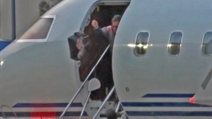 Elton John Llego A Australia Y Arrojo Un Bolso De Usd 4 000 Desde Su Avion Infobae