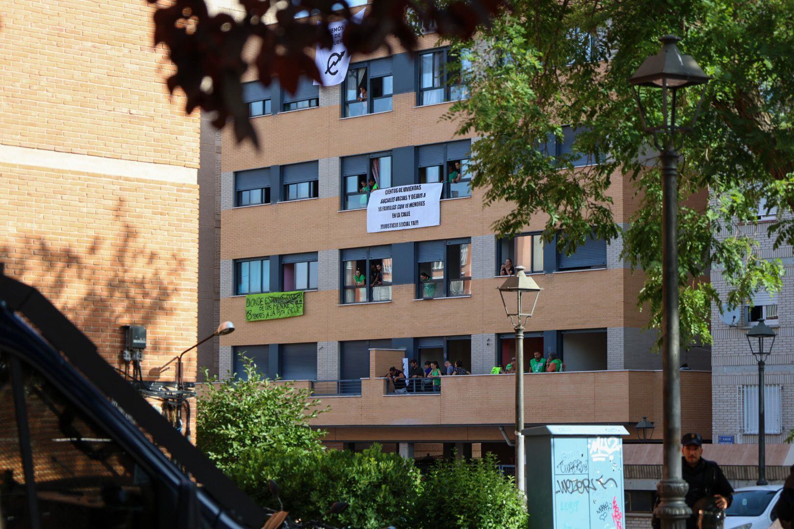 Los Servicios Sociales de Móstoles recomiendan ahora a las 18 familias desahuciadas que “entreguen a sus hijos a la Comunidad de Madrid” y les niegan un hostal