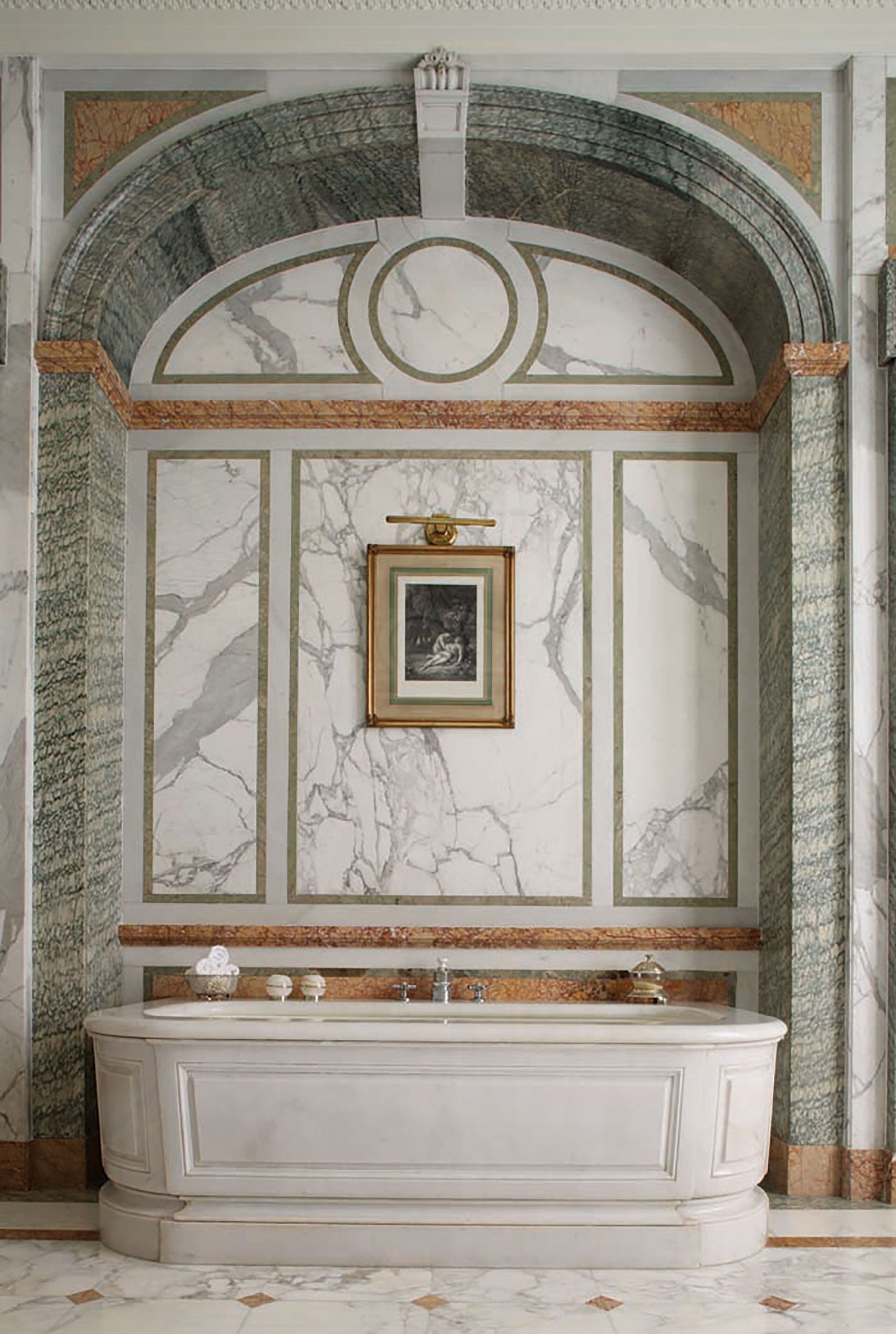 El lugar dispone de un baño principal con tres tipos de mármoles diferentes, bañera profunda y ducha compartimentada