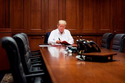 Donald Trump se mostró activo durante sus días de internación (EFE/Official White House Photo/Joyce N. Boghosian) 