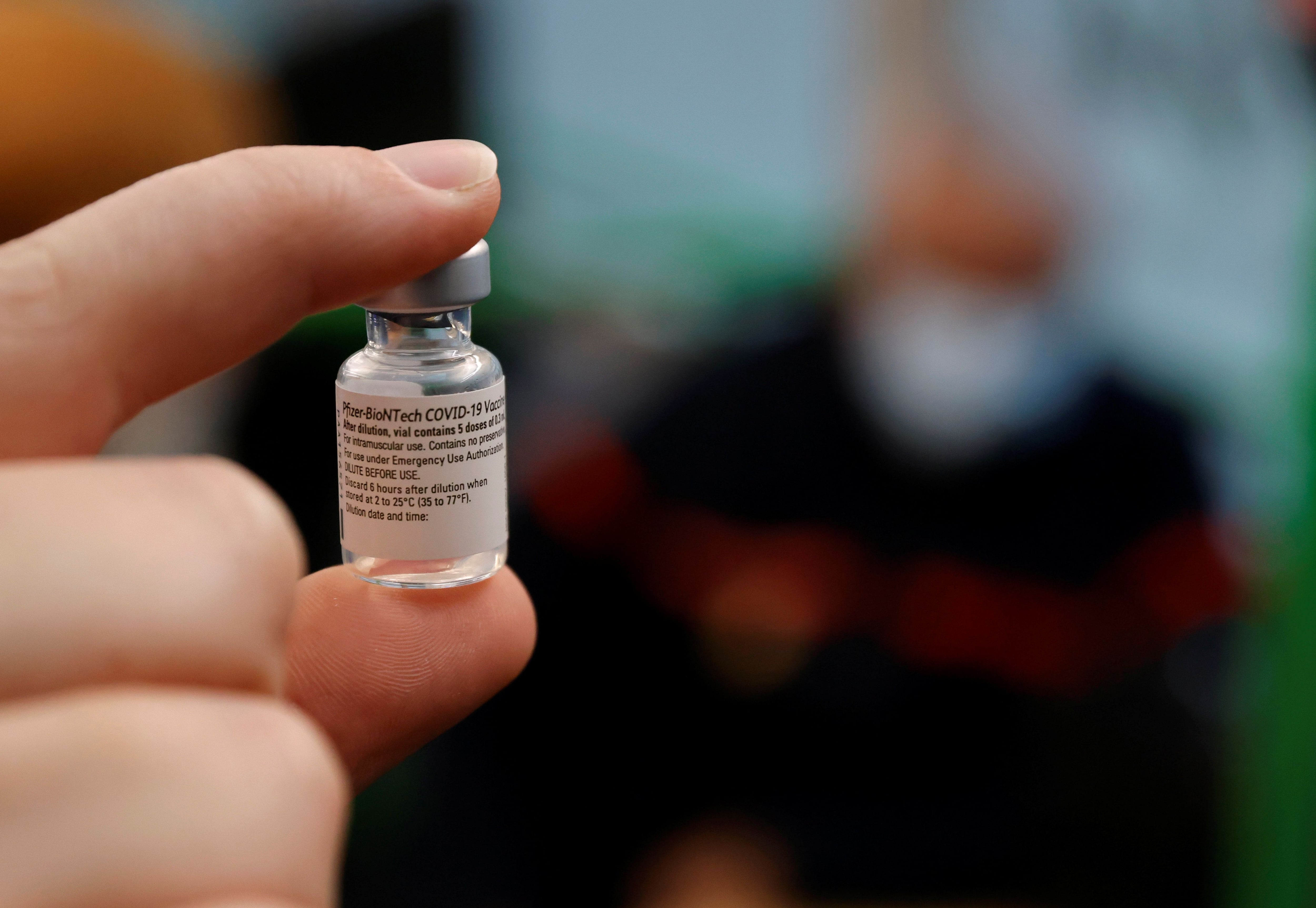 Un nuevo desafío para los epidemiólogos es medir cómo las vacunas que se están implementando actualmente en todo el mundo afectan la propagación del virus (REUTERS)
