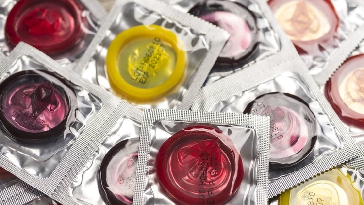 Es importante que las personas que mantienen sexo en la cuarentena no dejen de usar preservativos para prevenir enfermedades de transmisión sexual. 