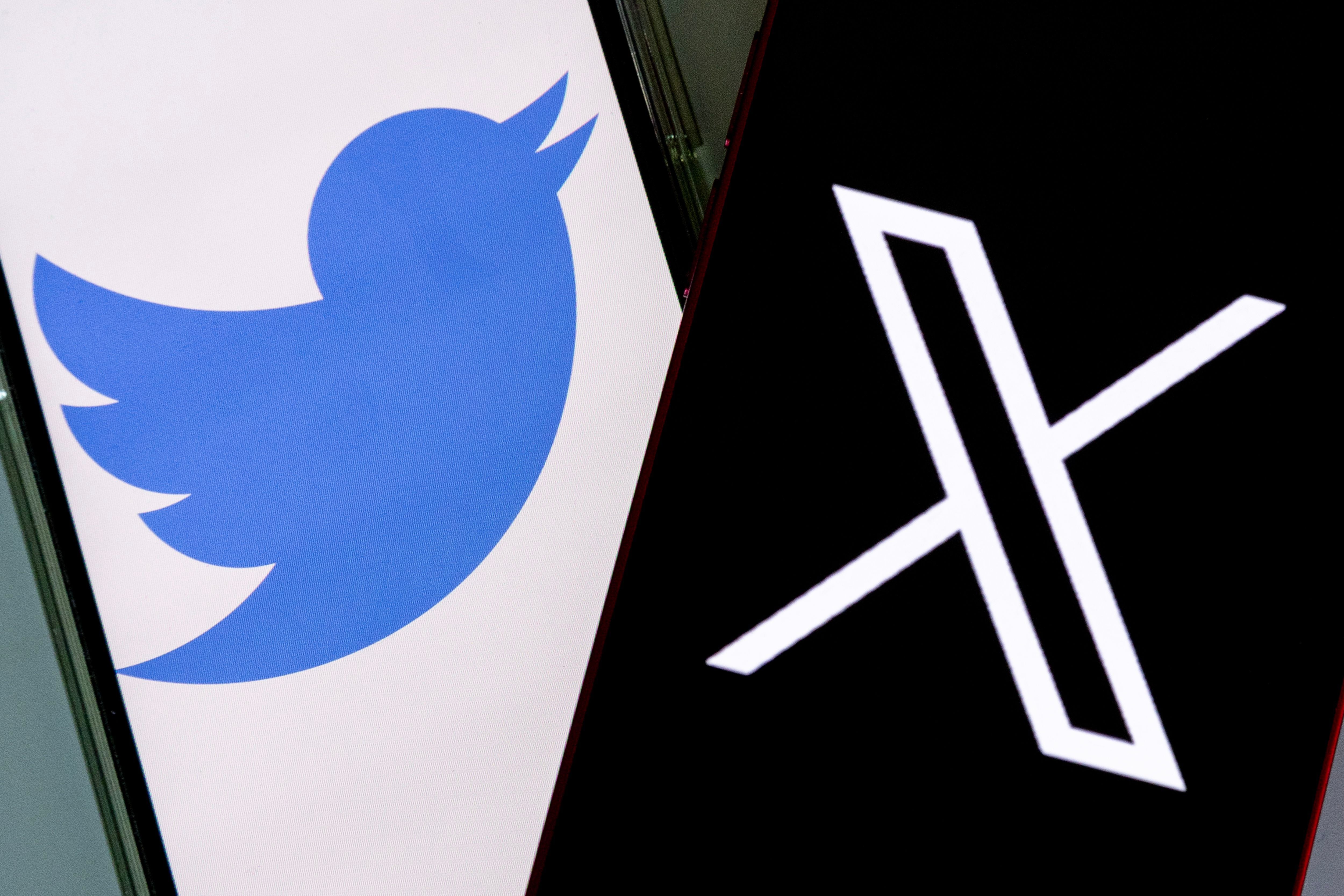 Vista de los logos de Twitter (i) y su nuevo nombre "X" (d), en las pantallas de teléfonos móviles, el 27 de julio de 2023. EFE/Etienne Laurent
