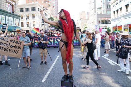 La Marcha de Liberación de los Queers, la marcha más pequeña que tiene lugar antes de la Marcha del Orgullo de 2019 en Nueva York el 30 de junio de 2019, que marca el 50º aniversario de los disturbios de Stonewall, episodio al que se atribuye el origen del movimiento moderno de los LGBTQ. (Foto de TIMOTHY A. CLARY / AFP)