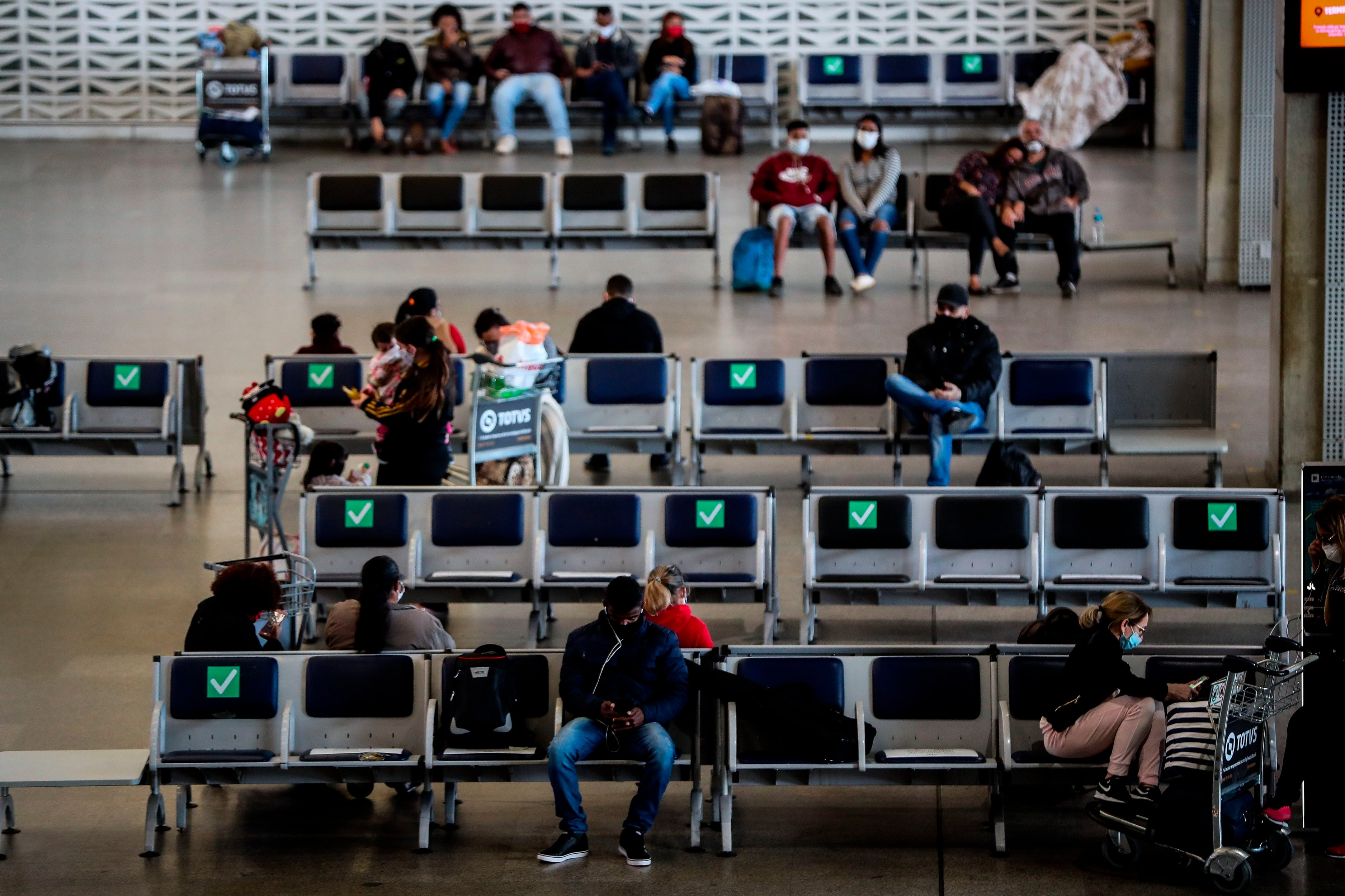 Personas esperan en la zona de embarque del aeropuerto internacional de Guarulhos en San Pablo (Foto: EFE/Fernando Bizerra)
