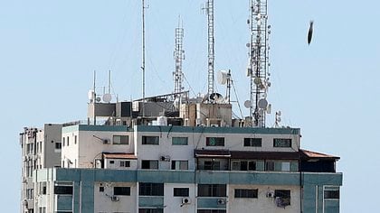 La torre albergaba activos militares utilizados por el ala de inteligencia militar de Hamas en la Franja (Mahmud Hams / AFP)