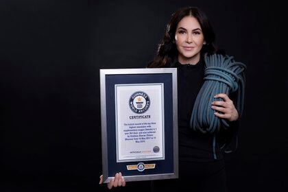 Viridiana Álvarez con su reconocimiento del récord Guinness (Cortesía)