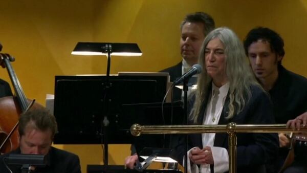 Patti cantó un tema de Bob Dylan en la ceremonia del Nobel a la que el músico no asistió. (AP)