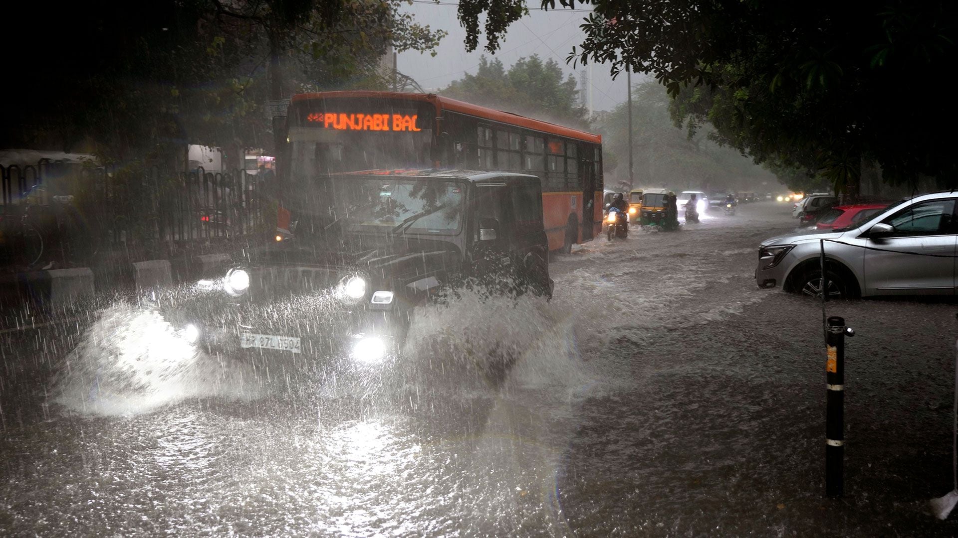 Nueva Delhi cierra las escuelas tras al menos 15 muertos en inundaciones del monzón 1920