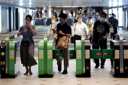 Todos los pasajeros del transporte público, que nunca se detuvo ni tampoco implementó restricciones, usan tapabocas - REUTERS/Issei Kato/File Photo