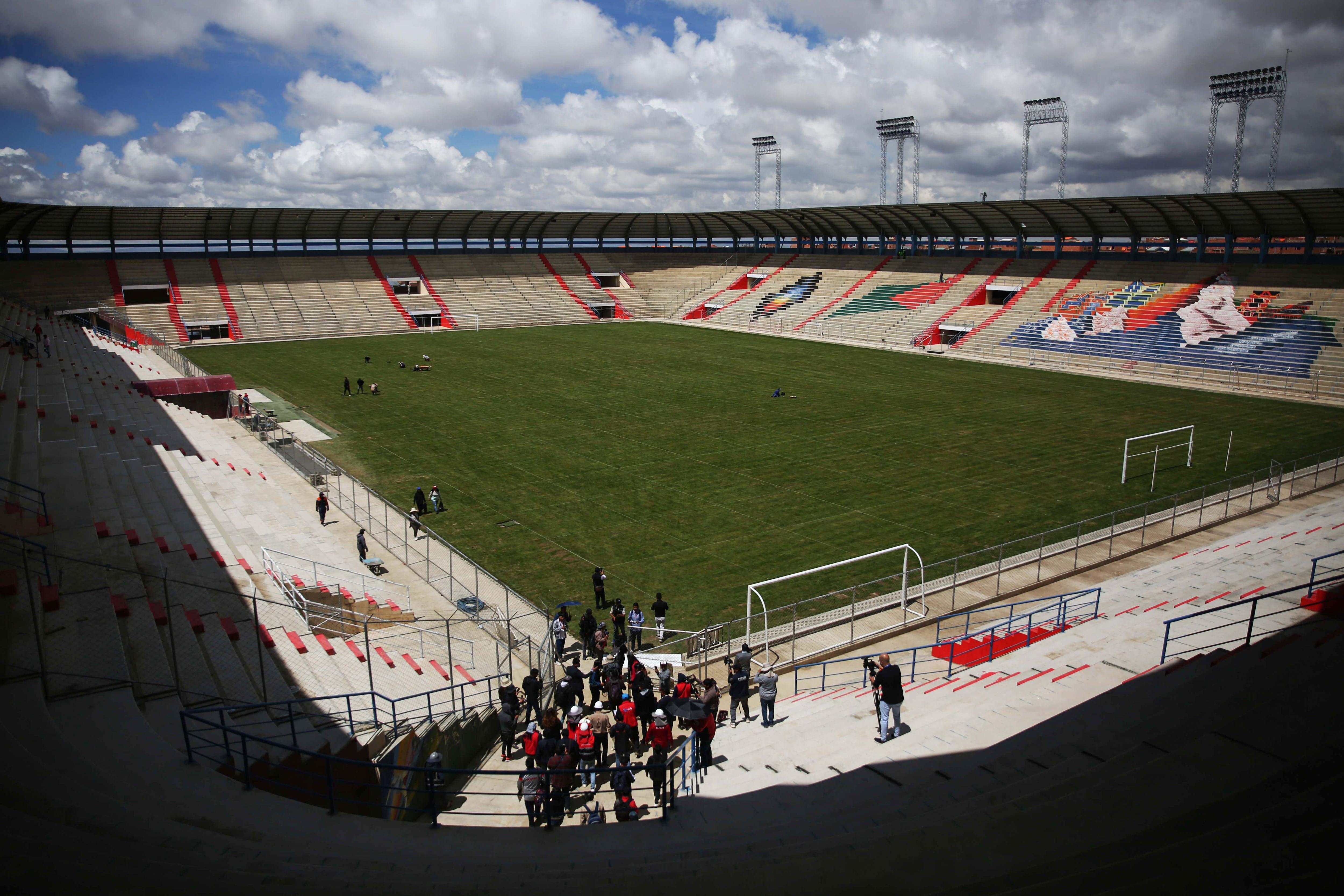 Funcionarios de la Alcaldía de El Alto y periodistas realizan una inspección Estadio Municipal de Villa Ingenio, el 25 de enero de 2024 en El Alto (Bolivia). EFE/Luis Gandarillas
