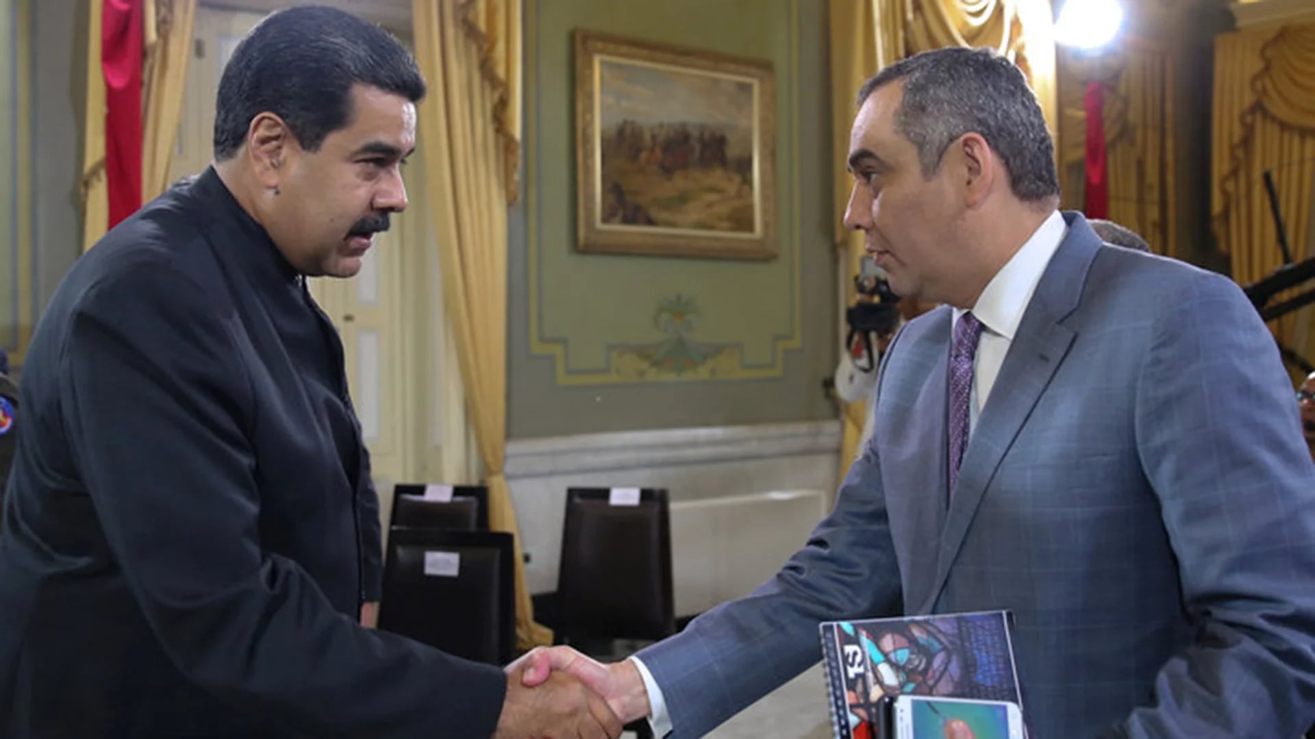 Nicolás Maduro saluda al presidente de la Corte Suprema de Venezuela, Maikel José Moreno Pérez (Reuters)
