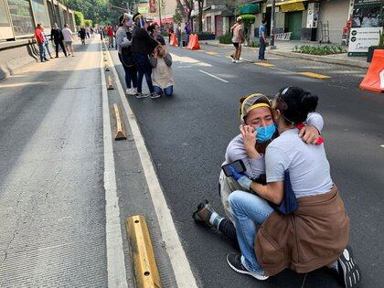 Gente reacciona después de un terremoto en la Ciudad de México. 23 de junio de 2020. (Foto: Tomás Bravo/Reuters)