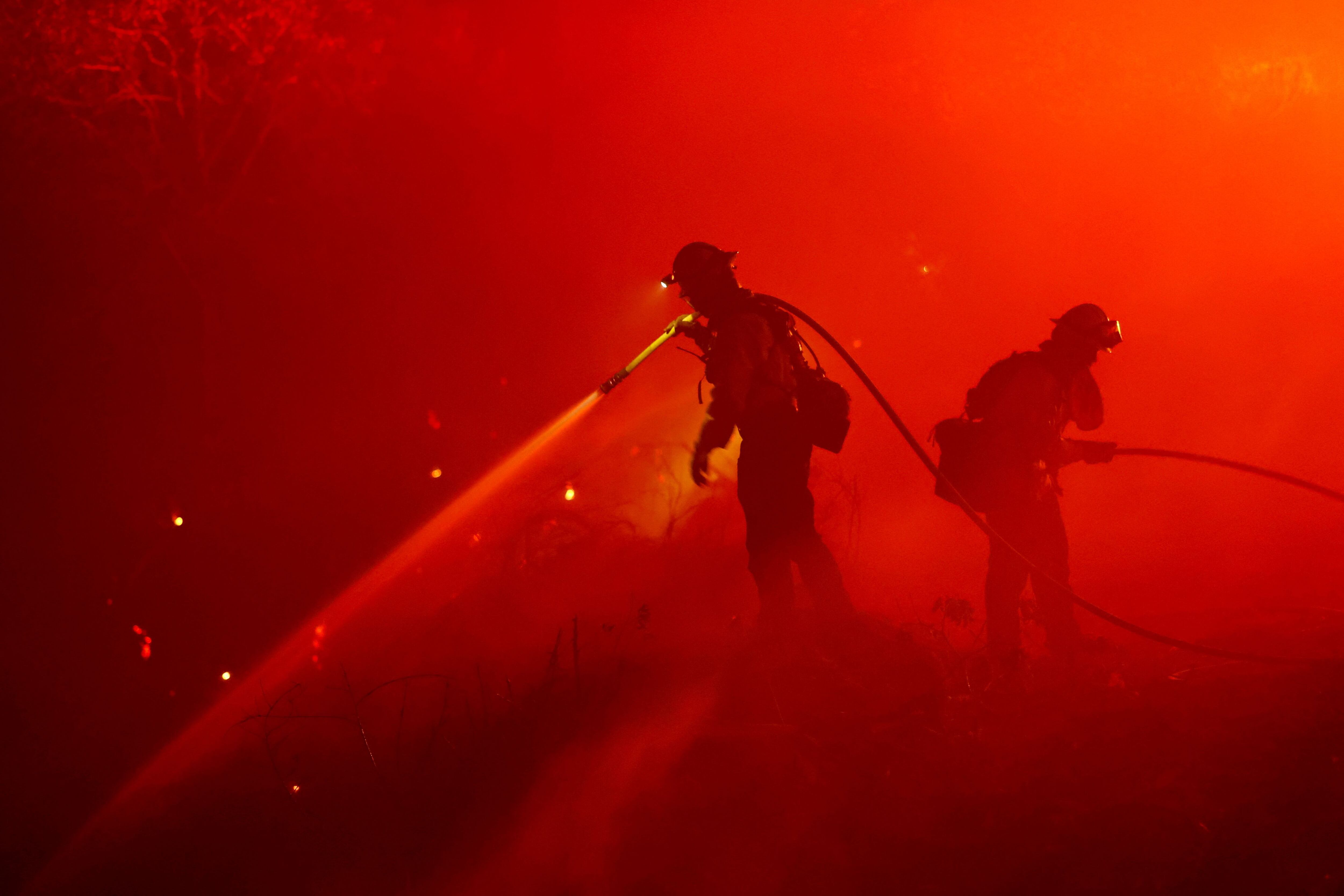 Imágenes de los bomberos en California combatiendo los incendios. REUTERS/Fred Greaves    
