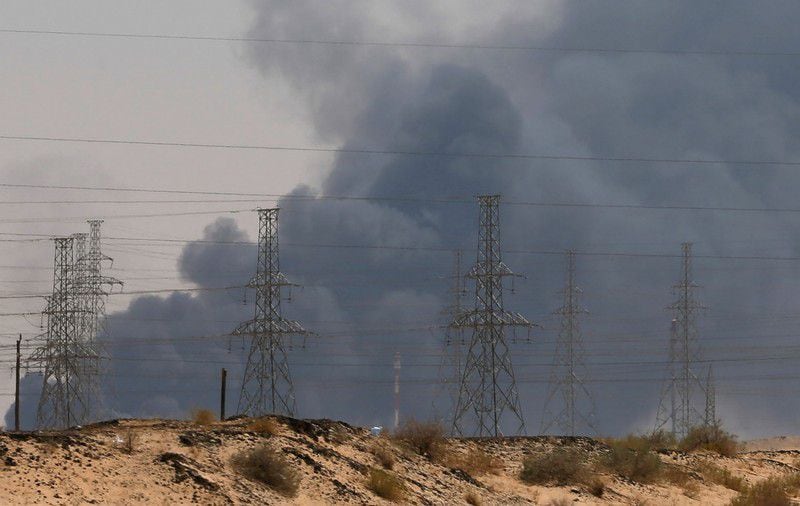 Un incendio envuelve una planta de refinamiento de petróleo en Abqaiq, Arabia Saudita, tras bombardeo el 14 de  Septiembre de 2019. Se sospecha que Irán estuvo detrás del ataque. (REUTERS/Stringer)