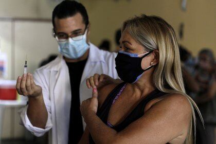 Una docente vacunada en Rio de Janeiro (REUTERS/Ricardo Moraes)