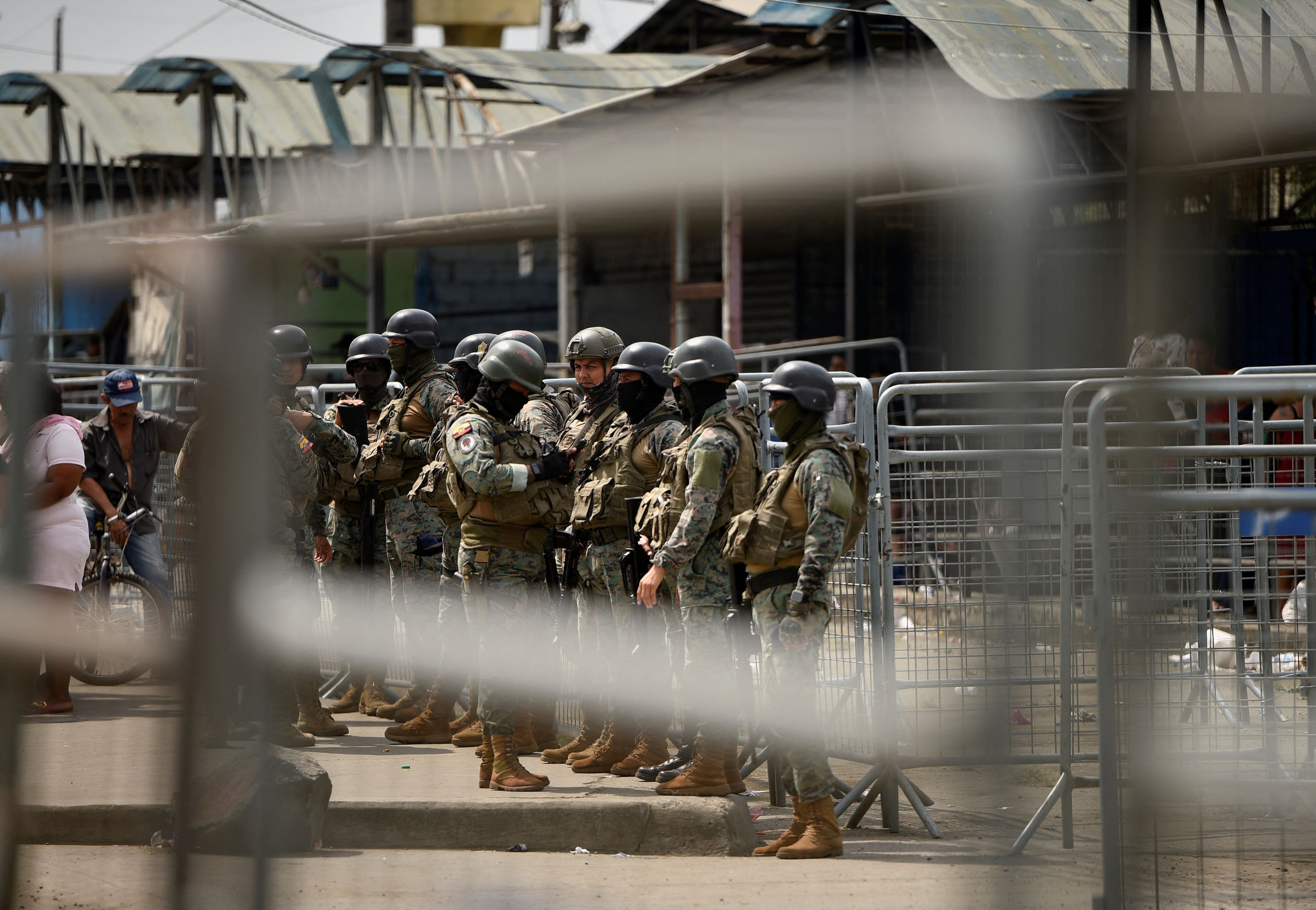 Las fuerzas de seguridad de Ecuador montan guardia frente a la prisión de Guayaquil (REUTERS/Vicente Gaibor del Pino)