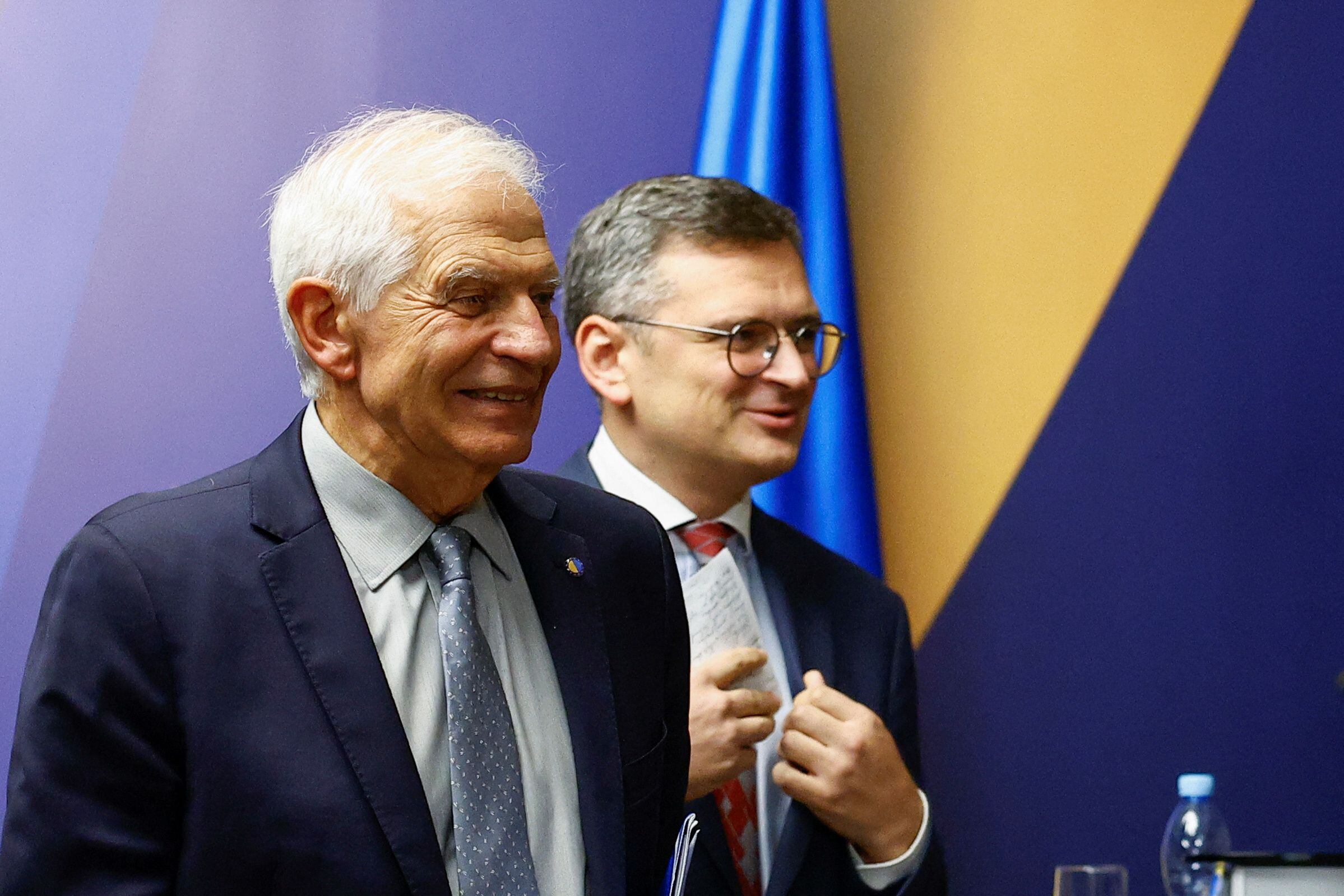 El jefe de Política Exterior de la Unión Europea, Josep Borrell, y el ministro de Exteriores ucraniano, Dmytro Kuleba, abandonan una rueda de prensa conjunta tras la reunión de ministros de Exteriores de la UE y Ucrania, en medio del ataque de Rusia a Ucrania, en Kiev, Ucrania, el 2 de octubre de 2023. REUTERS/Valentyn Ogirenko