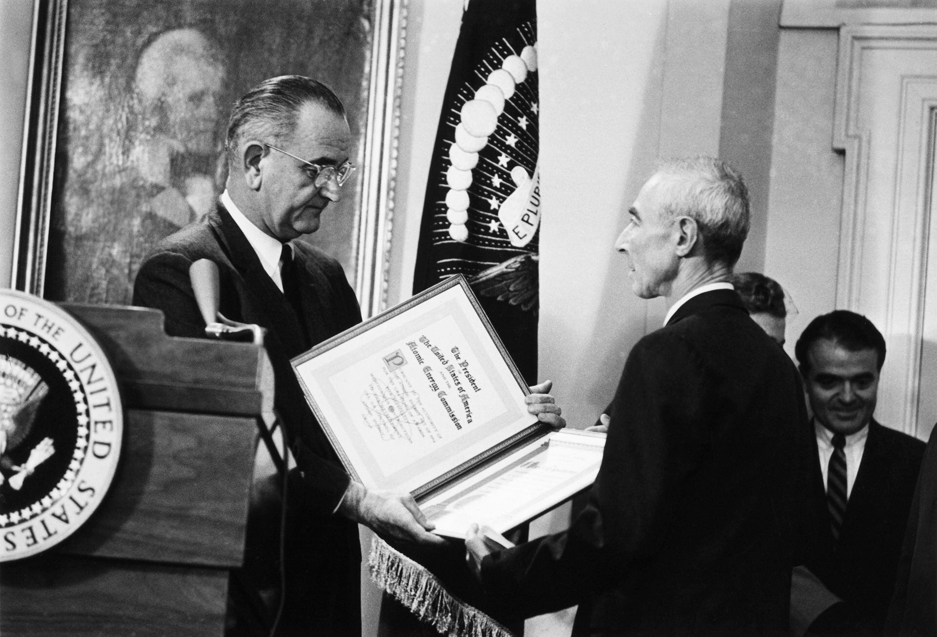 Lyndon Johnson puso en sus manos el premio Enrico Fermi, que reconocía su aporte a la física teórica, su liderazgo en Los Álamos y el haber llevado adelante con éxito el programa de energía atómica. Oppenheimer dijo: “Señor Presidente: pienso que es posible que haya necesitado de cierta caridad y de cierto coraje para conceder este premio hoy. Eso puede significar un buen augurio para el porvenir de todos” (The Grosby Group)