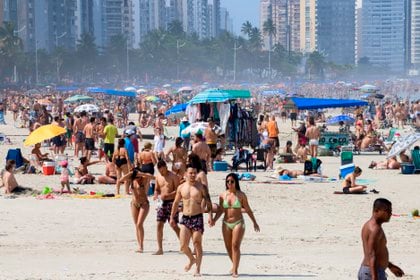 El panorama en la playa de Guaruja en Sao Paulo (EFE/Fernanda Luz)
