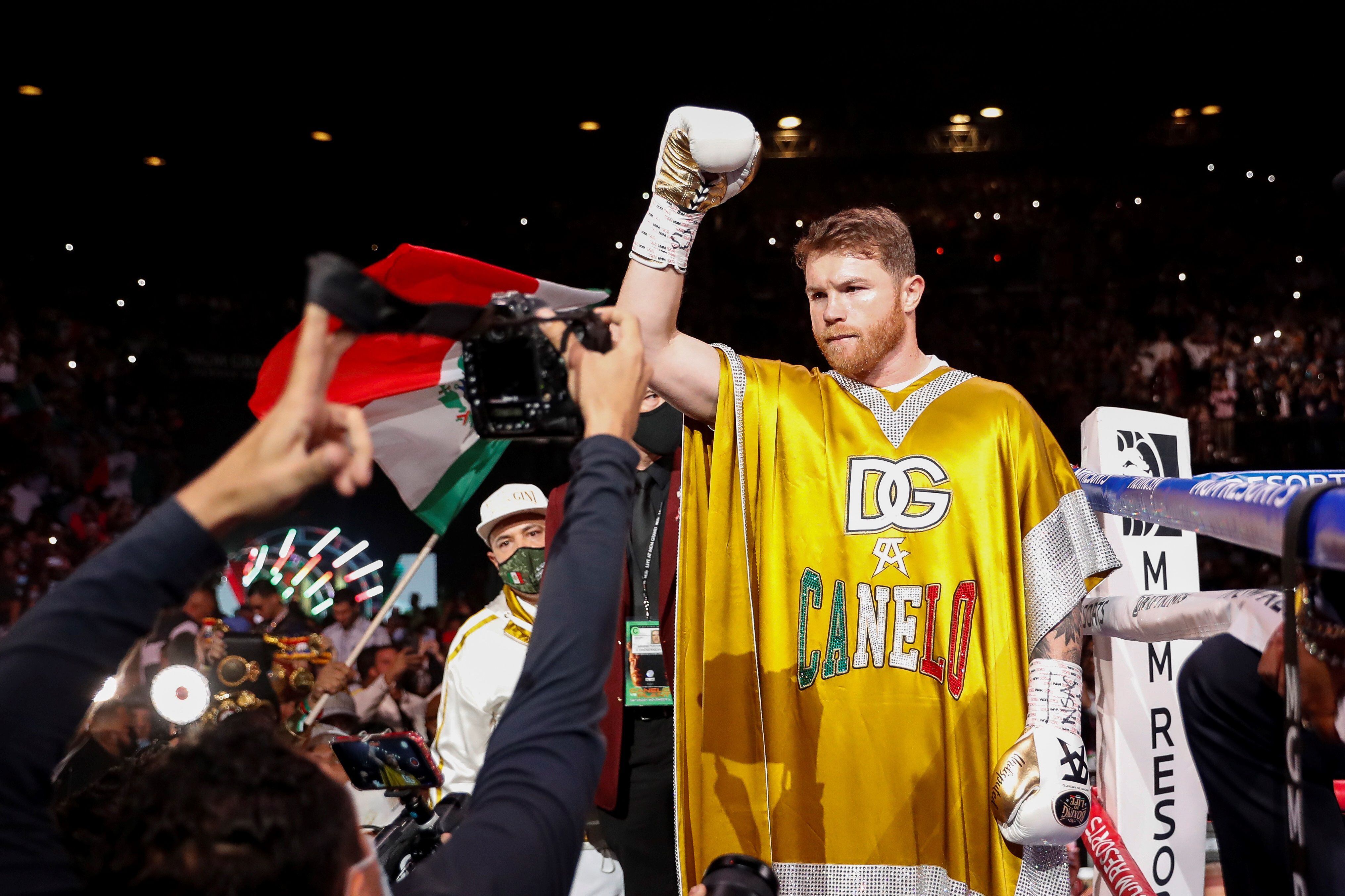 Canelo Álvarez es el primer boxeador latinoamericano en convertirse en campeón indiscutido (EFE/EPA/Caroline Brehman)