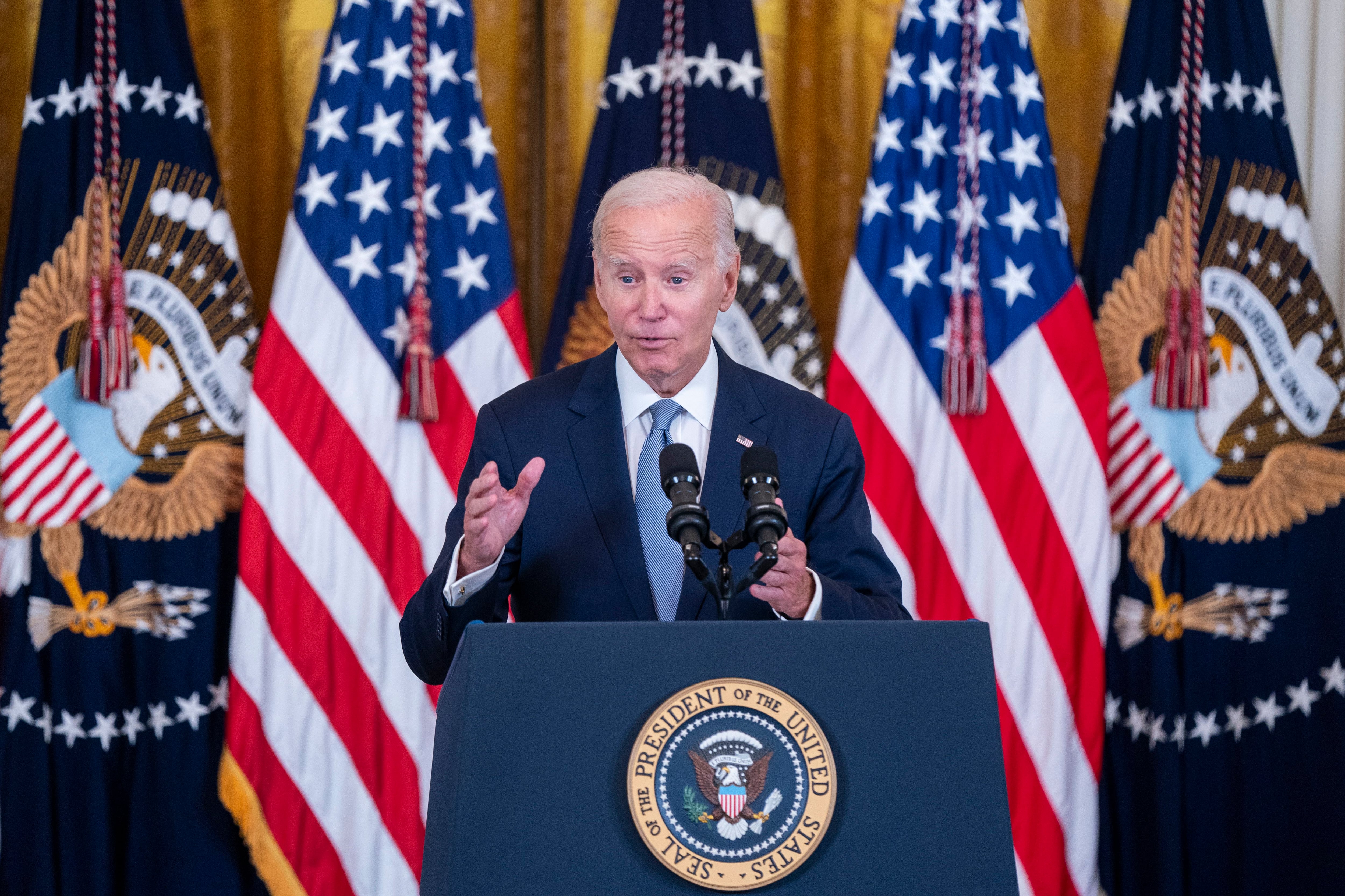 Joe Biden dio el primer paso y pidió al Congreso normas que restringieran algunas inversiones en empresas de la República Popular de China de inteligencia artificial, semiconductores y computación cuántica (EFE)