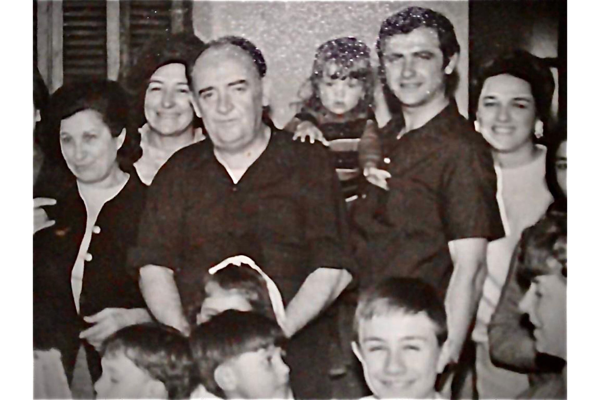 Araceli González en brazos de su padre, Ernesto Omar González, junto a su abuelo Pepe González, y a su madre, Rosa Monteferrario
