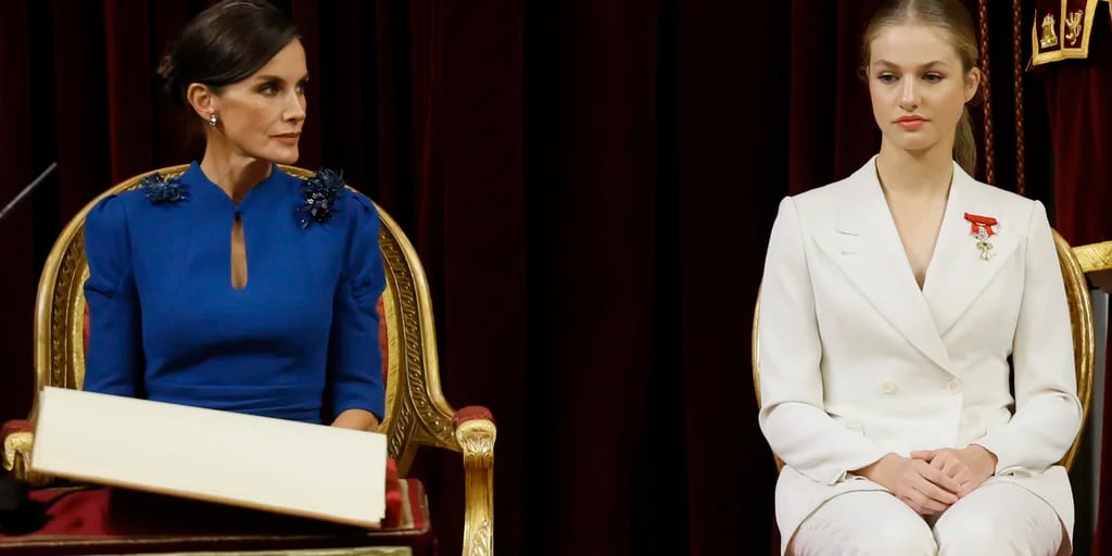 La reina Letizia repite uno de sus ‘looks’ para la jura de la Constitución de Leonor: un vestido azul de Carolina Herrera con flores de lentejuelas