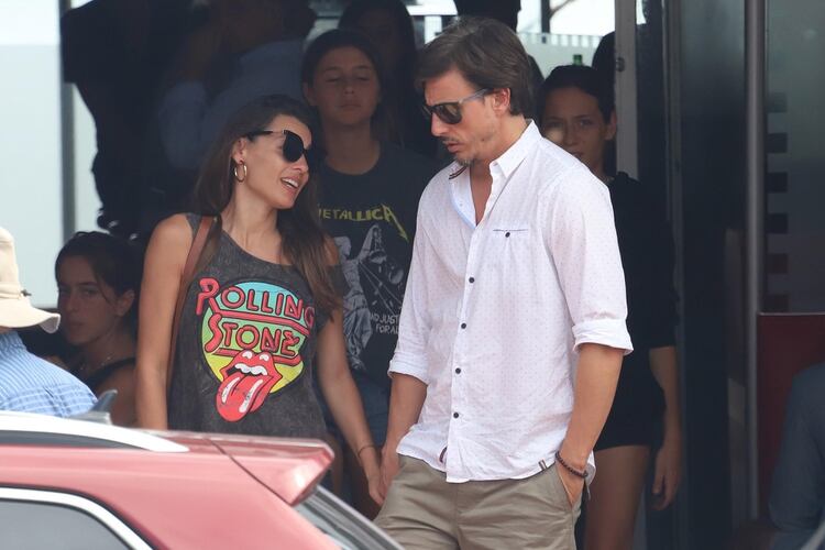 Que la foto no engañe: esto que parece una discusión, no lo es; apenas se trata de gestos adustos entre Pampita y su marido, quienes quizás debatían sobre el menú de Año Nuevo