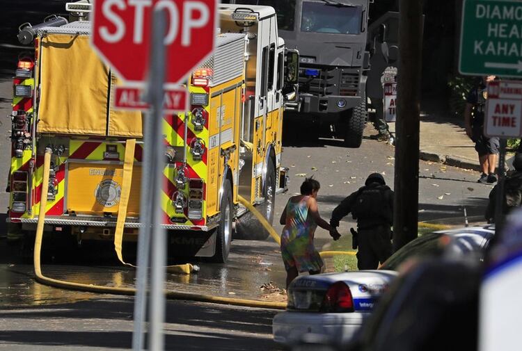 El cuerpo de bomberos de Honolulu intentaron extinguir el fuego que se propagó por otras viviendas (AP)