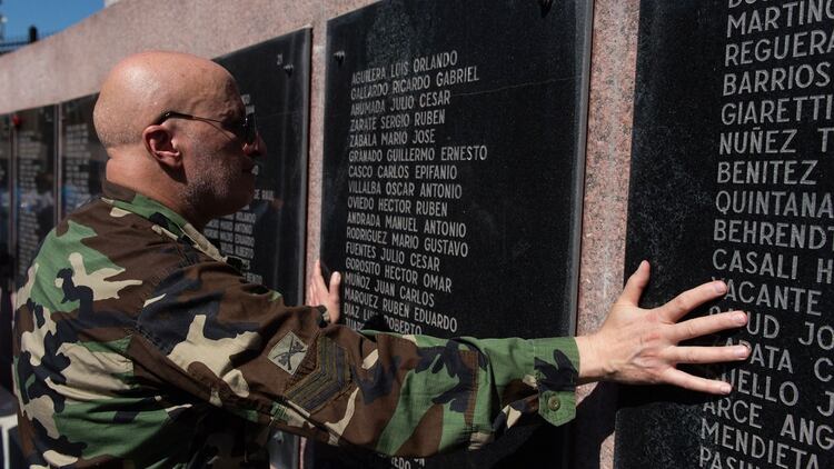 Un ex combatiente honra a los 649 muertos en la guerra del Atlántico sur en el monumento de Retiro que los recuerda