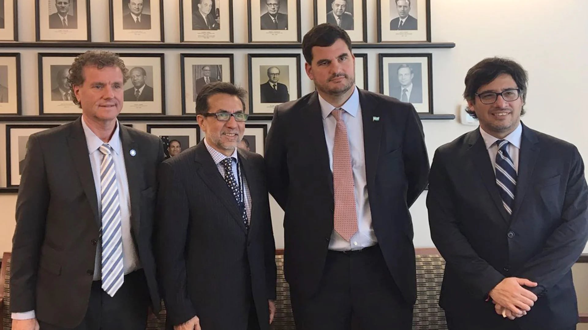 Milman, Burzaco y Garavano, ayer, en Washington, con el diplomático Luis Arreaga, del Departamento de Estado. (@ARGinUSA)