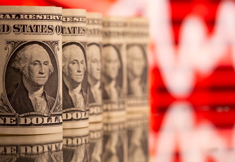 El Gobierno asegura que a mediados de mes vuelve el "crawling pega" que mueve el precio oficial del dólar a diario, pero a un ritmo de apenas 3% mensual (Reuters)