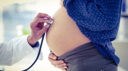 En el pasado, se desaconsejaba el embarazo para toda mujer con EM (Shutterstock)