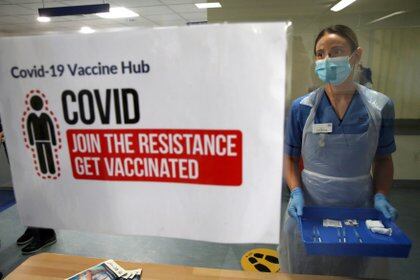Las autoridades impulsan campañas para instar a la población a vacunarse contra el coronavirus (Andrew Milligan/Pool via REUTERS)