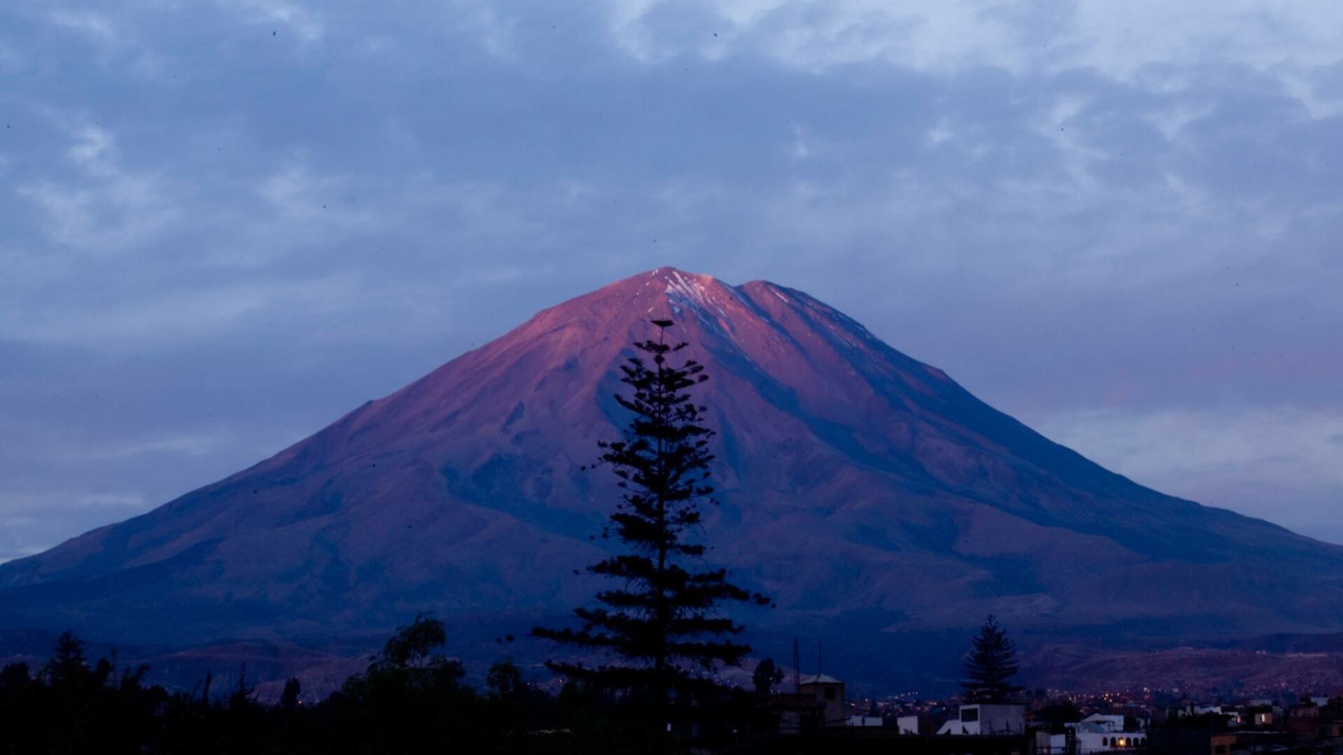 ¿Sabías que Perú cuenta con un volcán activo durante los últimos 19 años y tiene una antigüedad aproximada de 112 mil años?