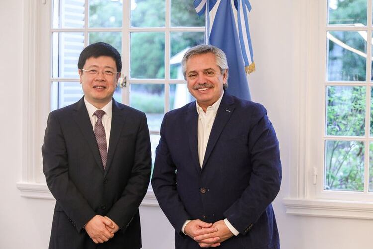 El presidente Alberto Fernandez y el embajador de China, Zou Xiaoli, en la residencia de Olivos