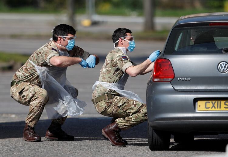 Personal militar realiza pruebas de diagnóstico en Londres (Reuters)