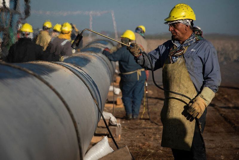 En las ciudades patagónicas, donde predomina la actividad extractiva de gas y petróleo, se registran los niveles más altos de ingreso de los trabajadores (Reuters)